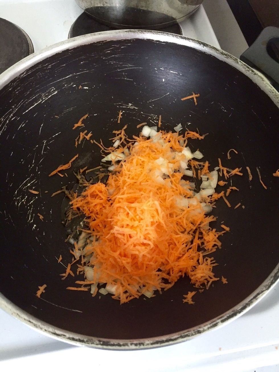 I'm very bad at chopping so for the carrot I peeled it and used the cheese grater. Result! Start cooking the onion and the carrot in a bit of oil