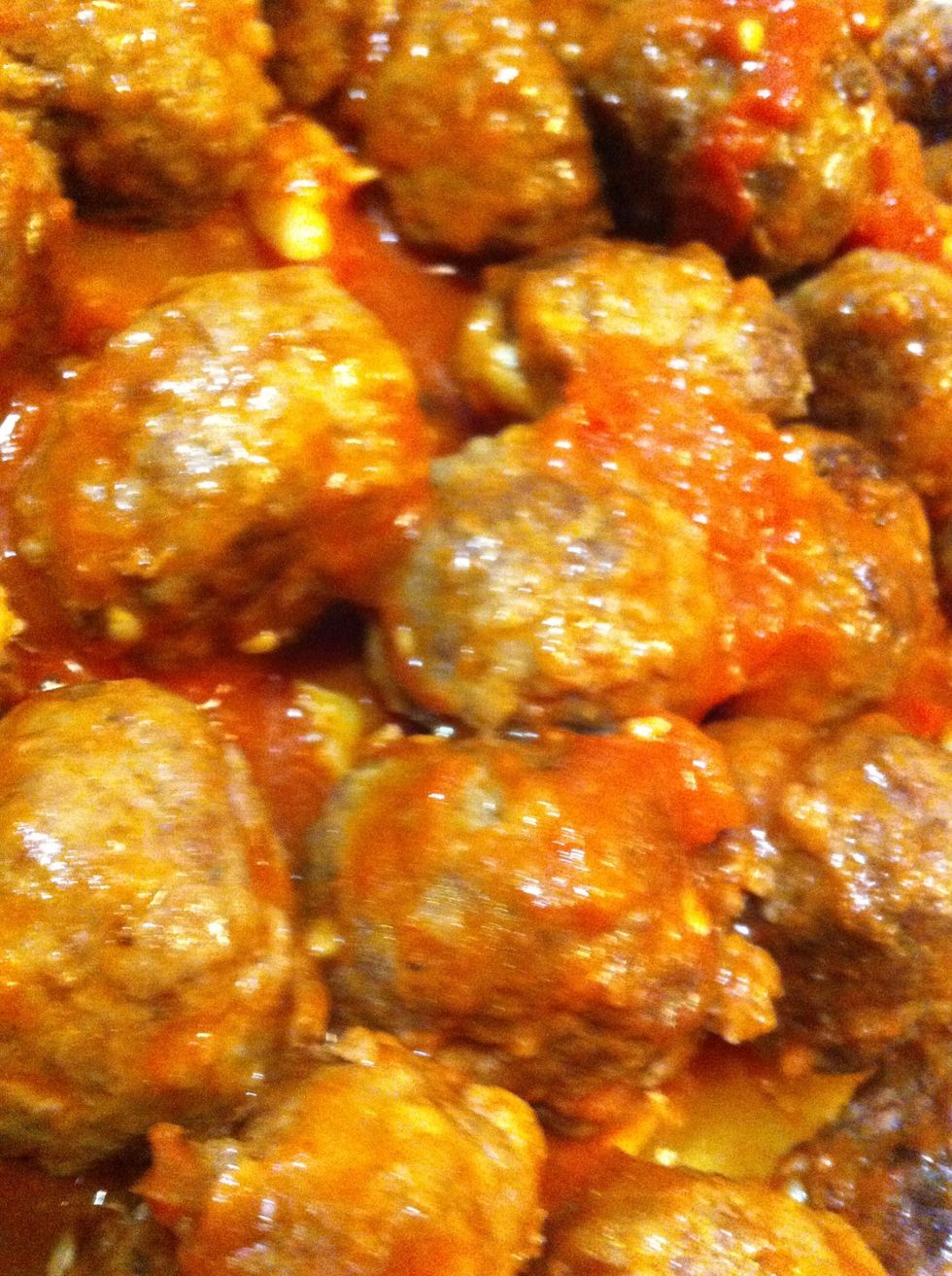 I made my sugo fresco/veloce which I previously made a guide for (you can find it on my profile if you're interested!) and dressed the meatballs. You can serve them plain, with sauce, on pasta...