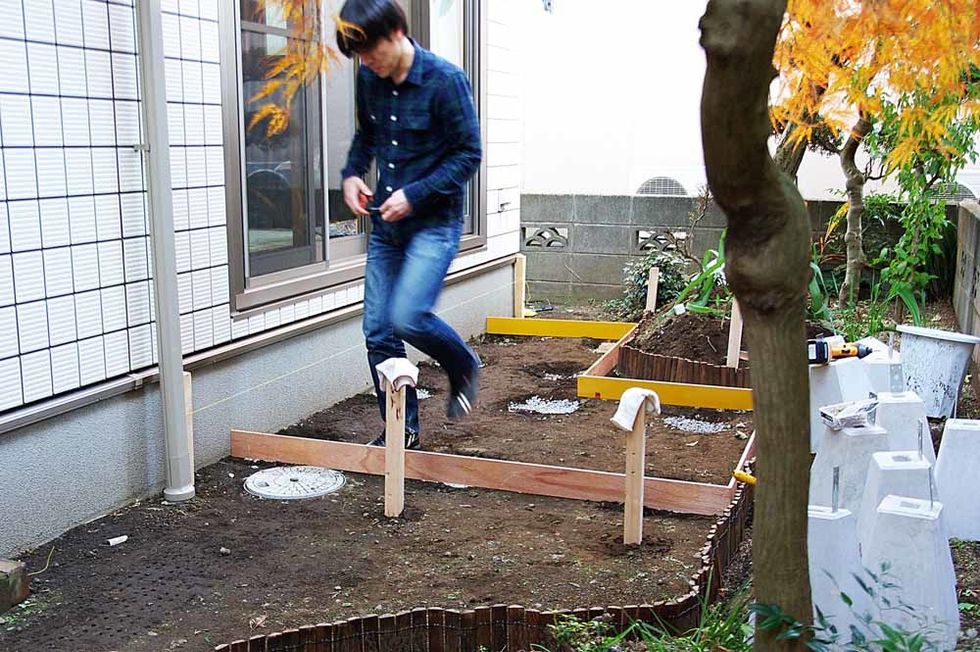 I make a frame to pour cement mortar.