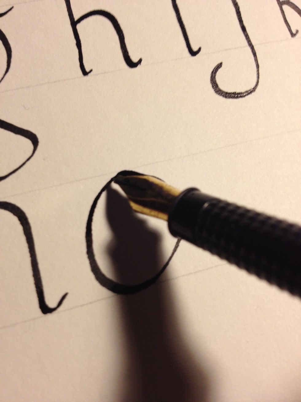I might have lied when I said "l" was the easiest letter. To create "o" start with nib at 45 degrees at the top line, then make a single counterclockwise circular stroke until you get back to the top.