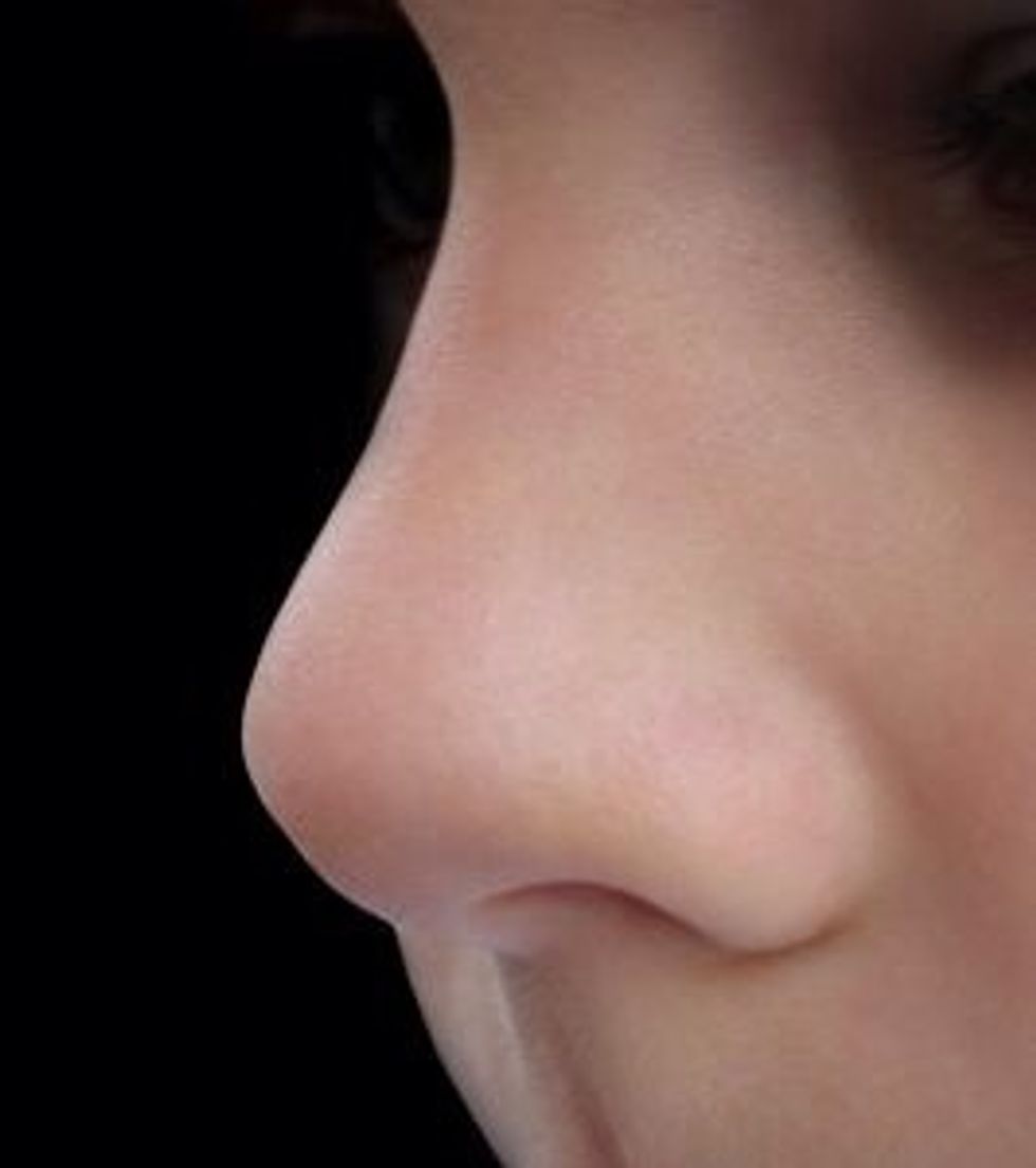 I. Nervio Craneal: Olfatorio Es necesario explorar el sentido de la olfaci\u00f3n presentando al paciente olores familiares que no lo irriten.