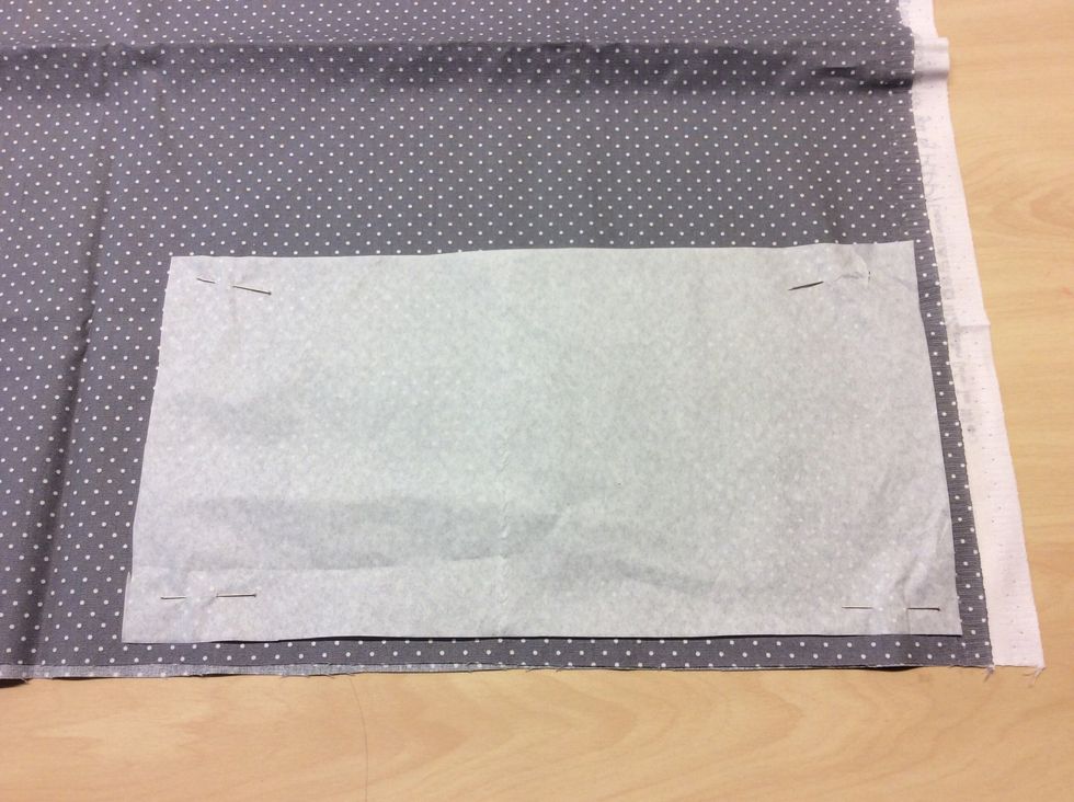 I p\u00e4rmen maskins\u00f6mnad finns m\u00f6nster till orm i 2 olika storlekar. Rita av de olika delarna d\u00e4r eller rita din egen kroppsmall. Min \u00e4r 30\u202215cm. Klipp ut kroppen i olika tyger och s\u00e5 m\u00e5nga bitar du vill