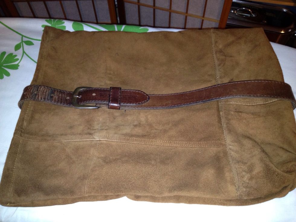 I placed the belt on the outside of the bag and moved it around until it fitted around the bag.