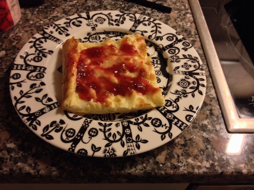 I prefer strawberry jam, but raspberry will do just fine. Everything tastes better when eating from a fine plate, proper Finnish design!