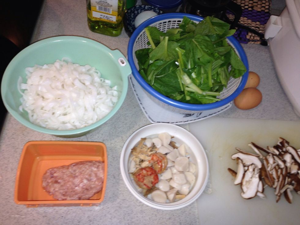 I prepare all my ingredients. I used my yesterday shrimp in this cooking (since I don't want to throw it away) \ud83d\ude1d they usually also add bean sprout in this recipe.