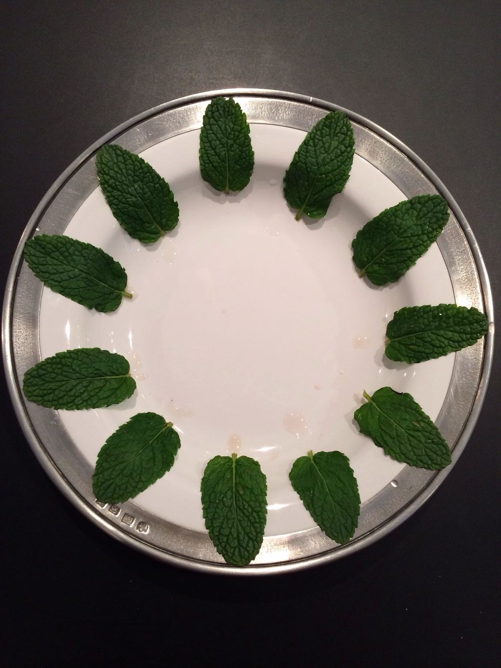 I prepare the plates with mint leaves. And I serve