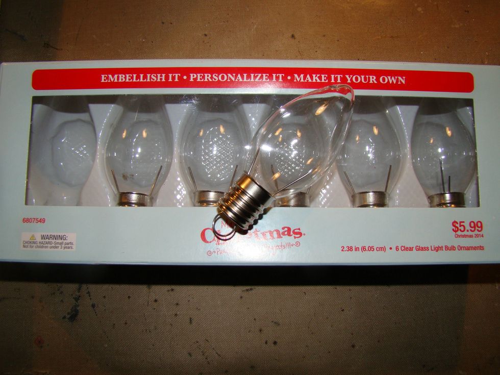 I purchased these light bulb ornaments at Hobby Lobby... Aren't they cute, great for steampunk projects !