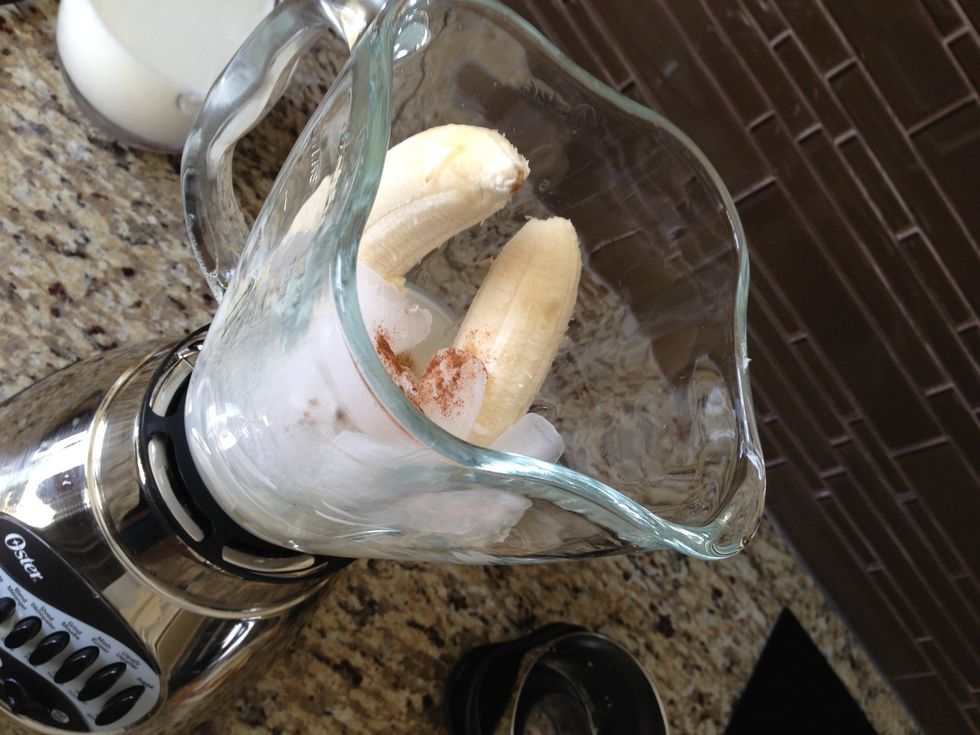 I put cinnamon in the blender to give it some flavour . But it's optional ! ; )