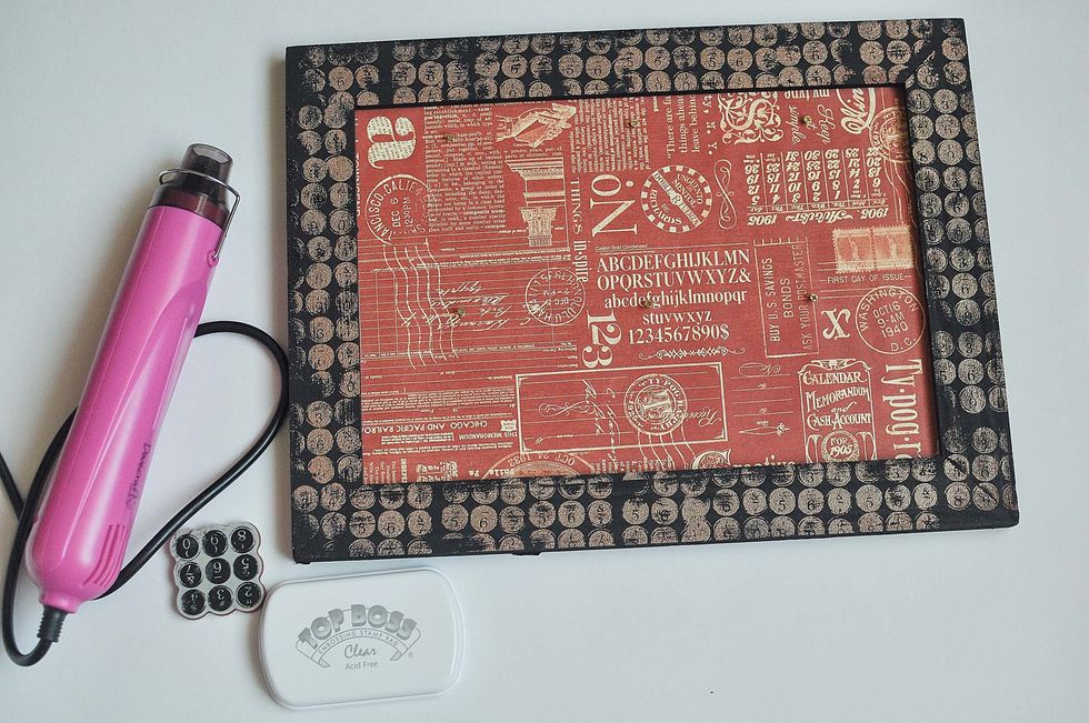 I put the ornament with embossing stamp pad,then I put the embossing powder and dry with the drier.