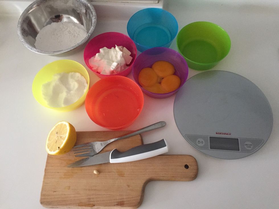 I recommend you to layout the ingredients and read the instructions a few times before start baking. Here i put cream cheese and yogurt together.