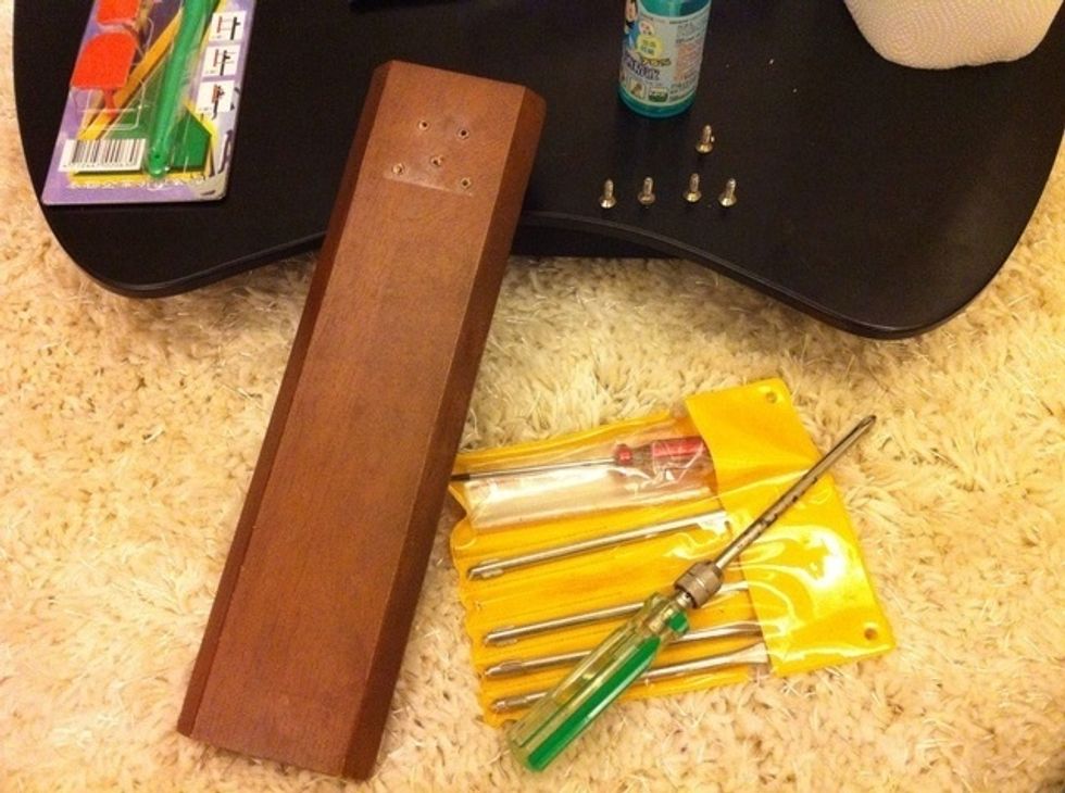 I removed the screws of the table legs and take the legs one side. It will be much convenient for the later works. \u56e0\u70ba\u6211\u6709\u300c\u770b\u898b\u87ba\u7d72\u5c31\u60f3\u62c6\u300d\u7684\u5f37\u8feb\u75c7\uff0c\u6240\u4ee5\u684c\u8173\u88ab\u6211\u5378\u4e0b\u4f86\u4e86\u3002\u4e0d\u904e\u6211\u5efa\u8b70\u6700\u597d\u9084\u662f\u90fd\u5378\u4e0b\u4f86\uff0c\u9019\u6a23\u8981\u8cbc\u8edf\u7247\u7684\u6642\u5019\u6bd4\u8f03\u65b9\u4fbf\u3002