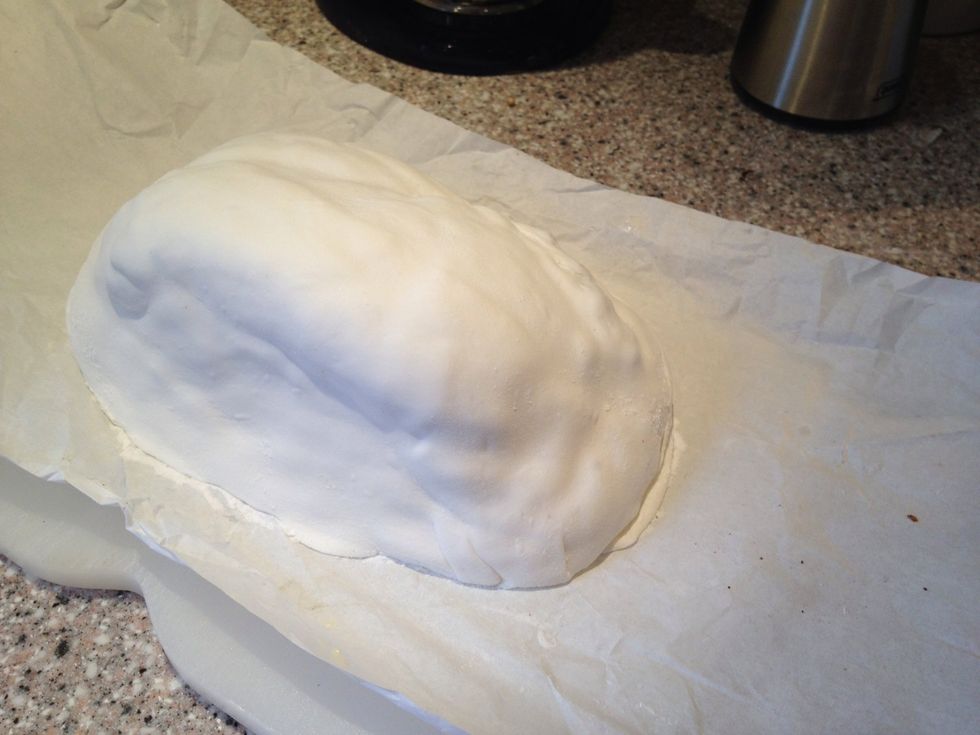 I rolled out another piece of fondant and covered up my deed. Not pretty but a bit better than the starting point. Forget how this looks, it is about the fondant.