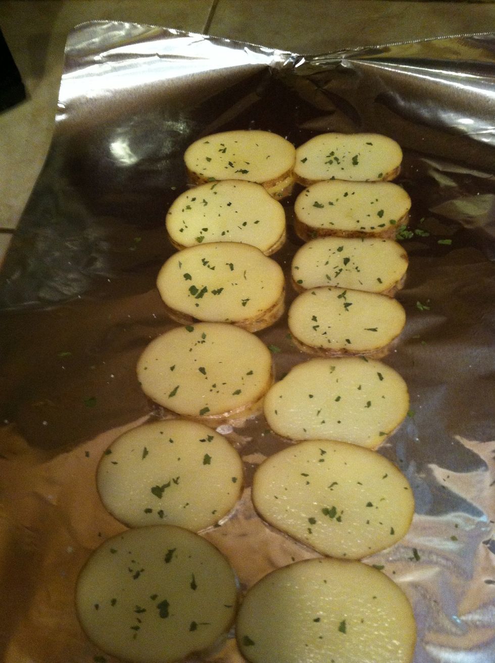 I seasoned my potato with salt, dried parsley, and a little olive oil. You can season it with your favorite seasoning, if you like. Arrange your potatoes like this.