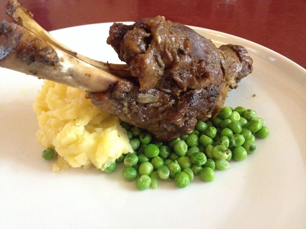 I served the shanks with green peas and mashed potatoes (prepared while waiting for that 30 minutes). Now you can dig in...