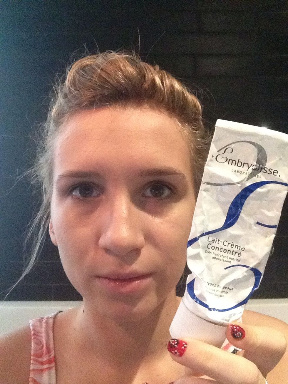 I star with a nourrishing moisturizez to prepare my skin