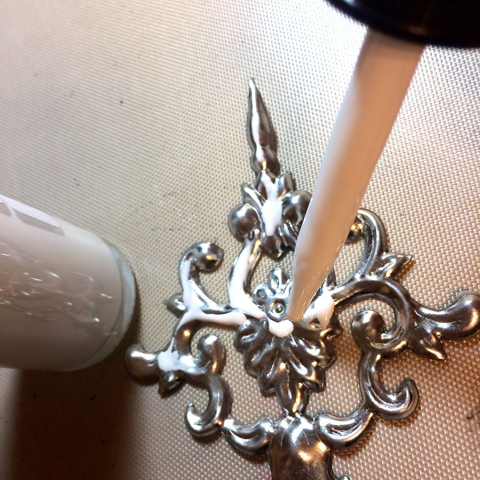 I start by dripping Immaculate Minx Inks onto the medallion.