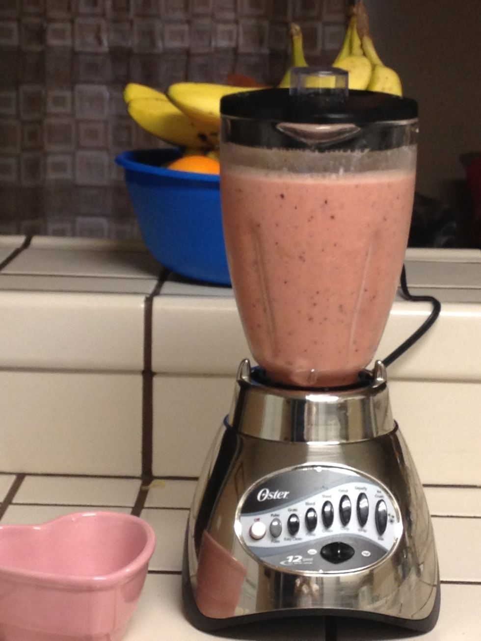 I start with the mixture of a low speed grind to blend the fruit and ice for 45 seconds. Stop! mix it up once again with a spoon, now at a higher speed for 10 seconds.