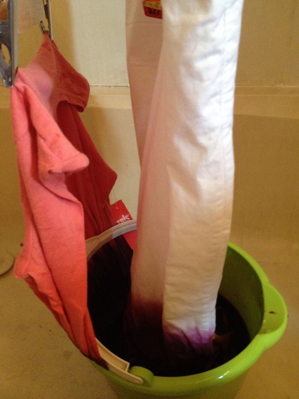 I started by dunking the articles in to how high I wanted them dyed. And holding there for 2 mins. Then I pulled them out a few inches. Then every 4 or 5 mins I'd pull it out a few more inches.