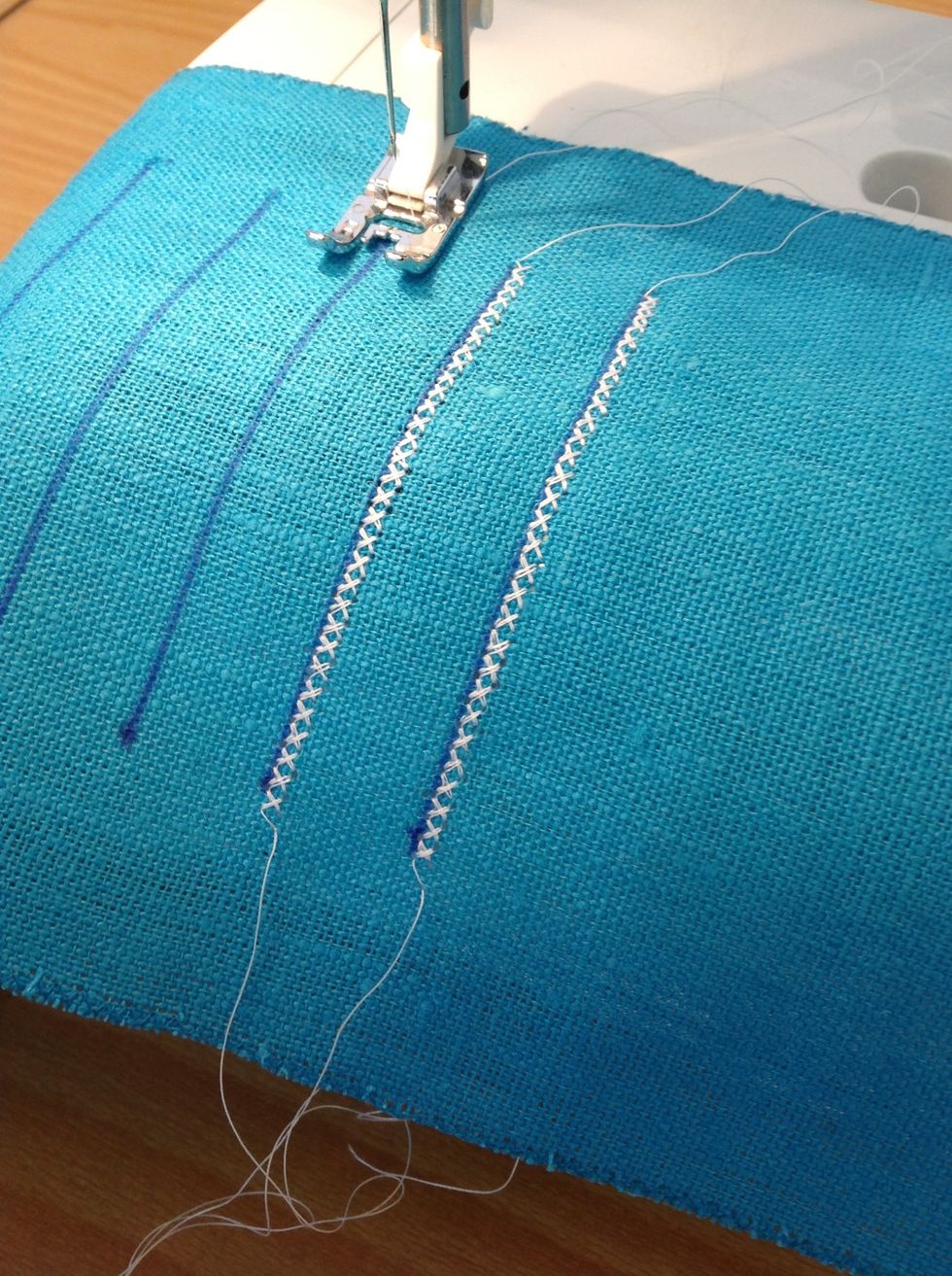 I strecken syr du f\u00f6r hand eller p\u00e5 maskin, m\u00e5lar med textilf\u00e4rg eller permanent penna eller.....