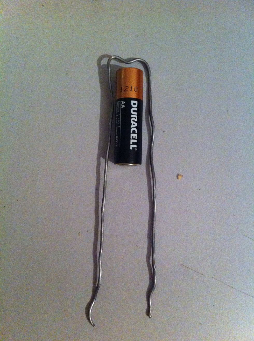 I suggest starting off symmetrical. This piece of wire is too long. The ends should reach about 1.5 cm (1/2 inch) below the end of the battery.