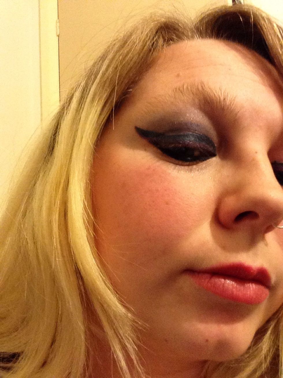 I then added a tiny bit of pale glitter under my lower lashes to accentuate the lower part and cover any dark circles. I've also previously added some blush, you can use the one given in the palette