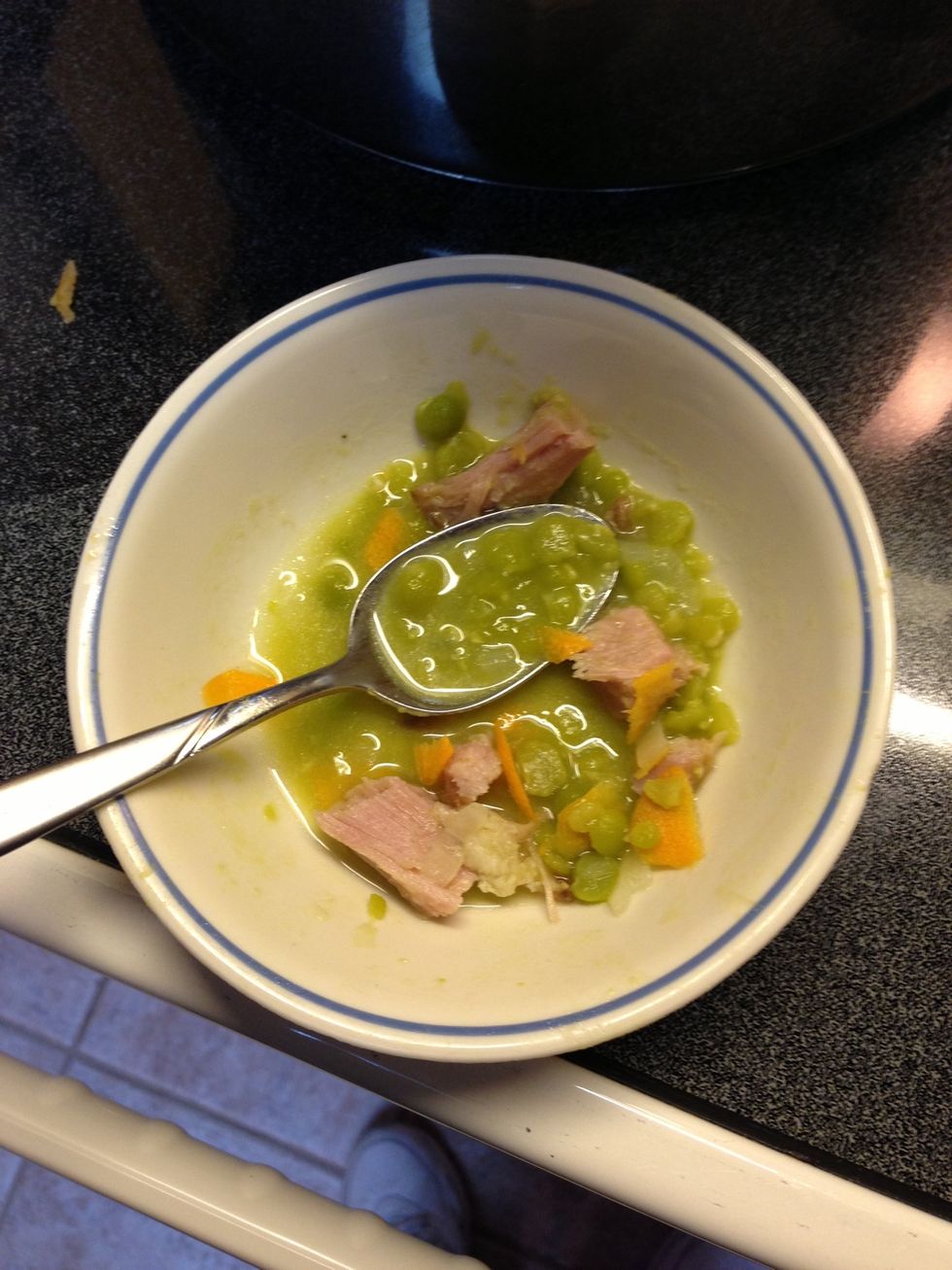 I think every soup should be hot, have tasty broth AND have something to CHEW. You have peas, onion, carrot and the best part... Ham!