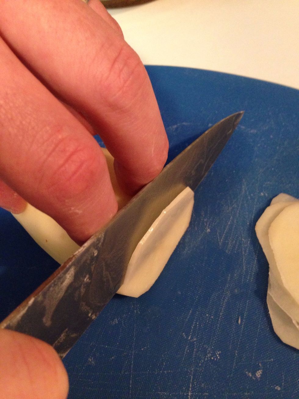 I try to get my slices about a millimeter thick. {Be careful not to cut your fingers! It'll be hard to give these chips a big thumbs up if you don't have thumbs.}