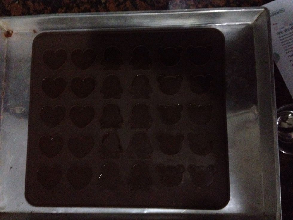 I use a silicon macaron template to bake but the original version is to use parchment paper or cooking sheet and pipe into squares.