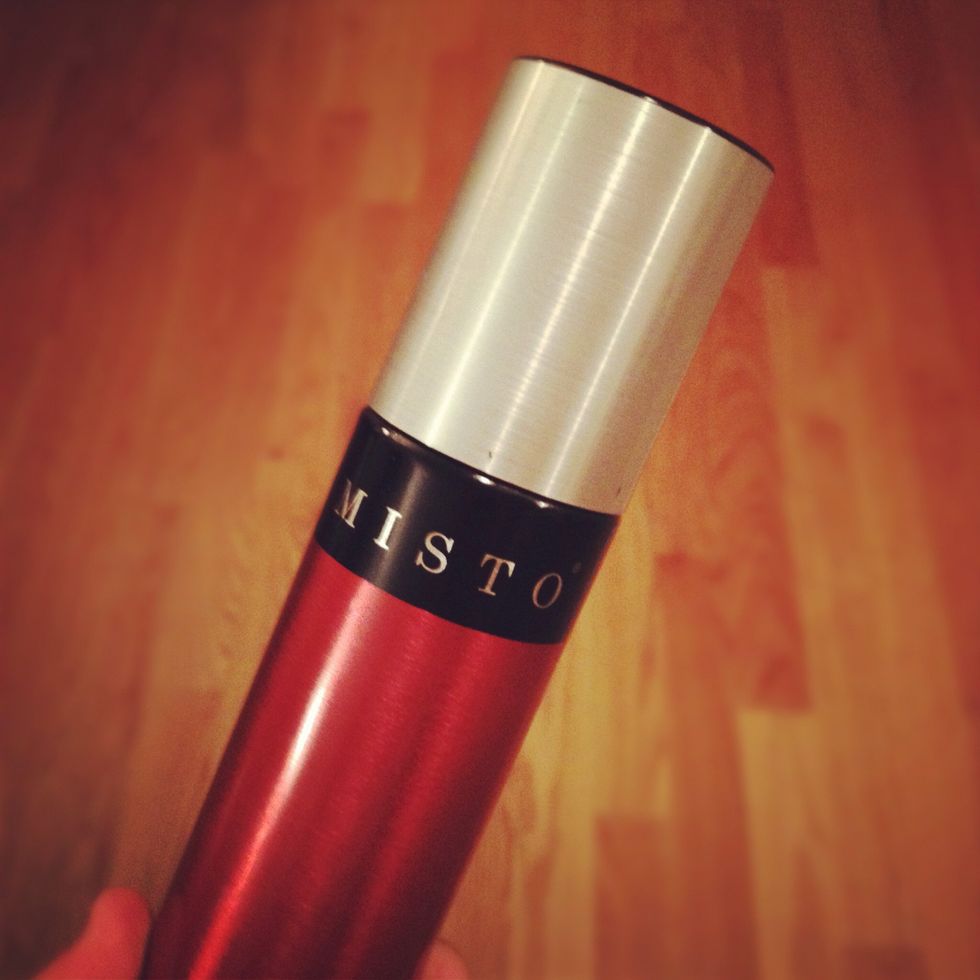 I use the misto oil spray. ----- He usado el spray misto.