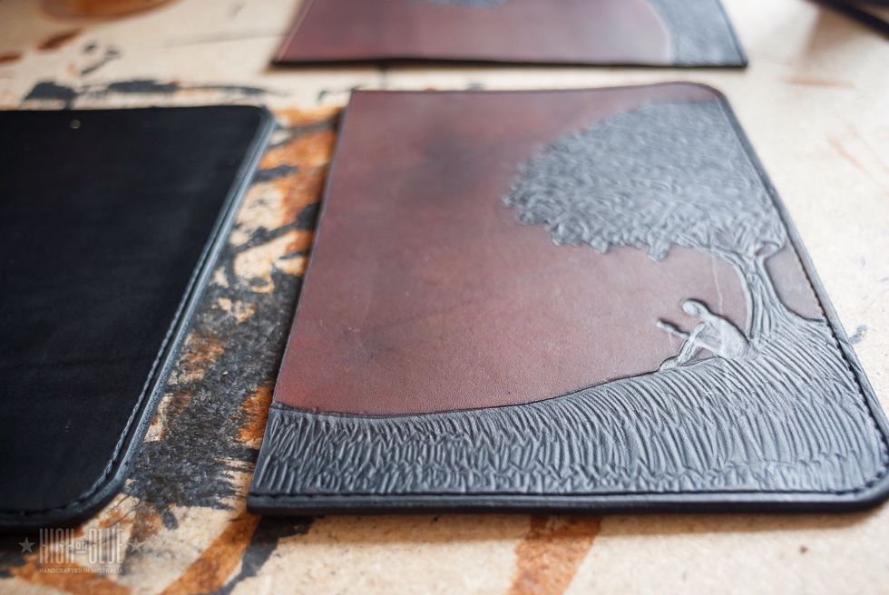 I used 2 tones to set apart the background. The dye flows into the cuts along the edge, so separating the colours is not too hard.