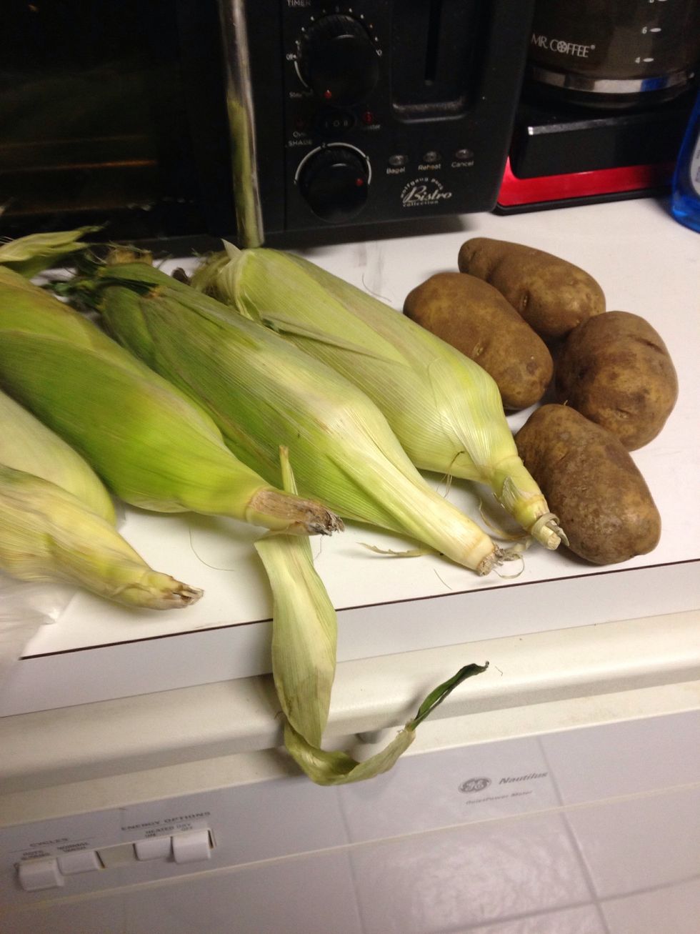 I used 4 potatoes and 4 ears of corn