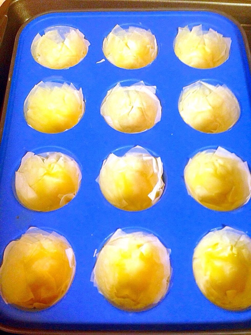 I used 6 pieces of phyllo in each cupcake cup. Bake on 350'F for 10-15 minutes