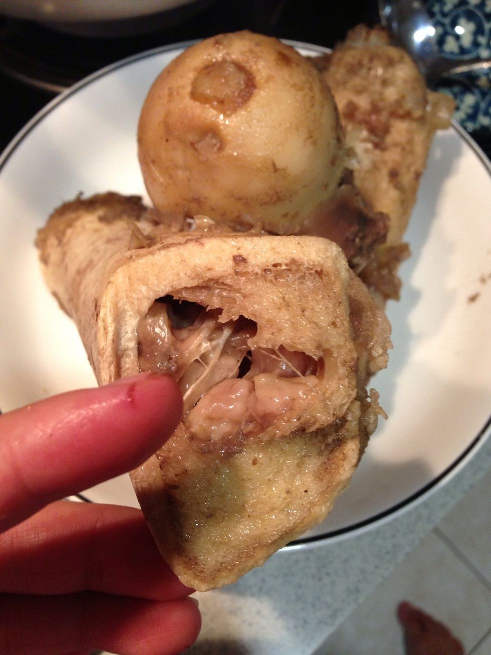 I used both combination of 30 %knuckle and leg bones cause I didn't want the broth to be grease. Narrow bone (the middle part, like in the pic) has the best flavor \ud83d\ude0b