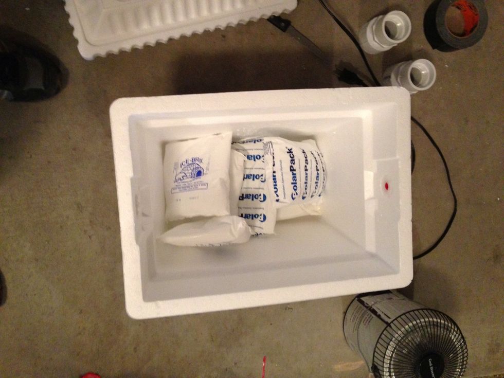 I used frozen ice packs as I have tons and they do not creat a mess when they melt. As an added bonus you can store drinks inside too! Great for camping, picnics etc, you can even use battery fans