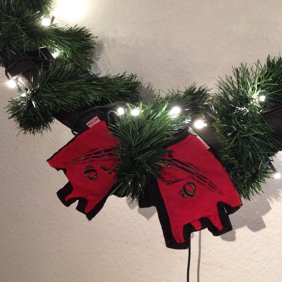 I used my red riding gloves for the bow. Connect them with their Velcro straps.