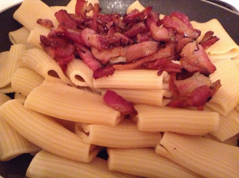 I used paccheri which are like gigantic rigatoni (which would be the norm in Rome, along with spaghetti); in pan first a splash of olive oil, then pasta al dente, then bacon