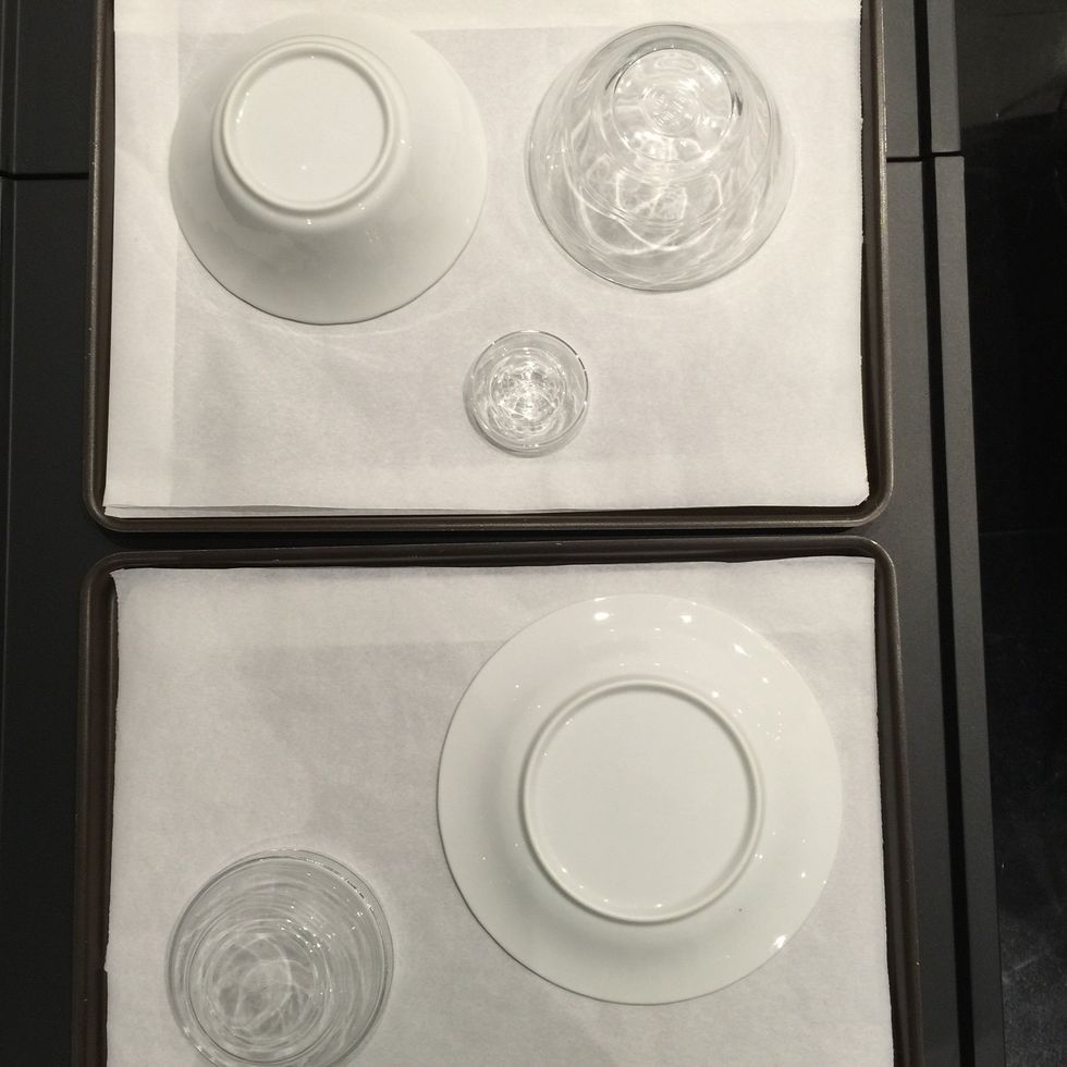 I used plates and bowls to have the different levels of a Christmas tree