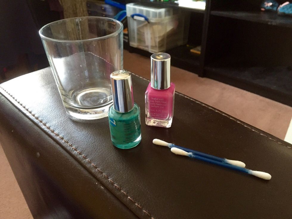 I used round cotton buds, but toothpicks or pointy cotton buds are as good