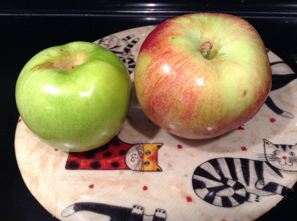 I used these apples for this pie. Left is Granny Smith. Right is Macoun.