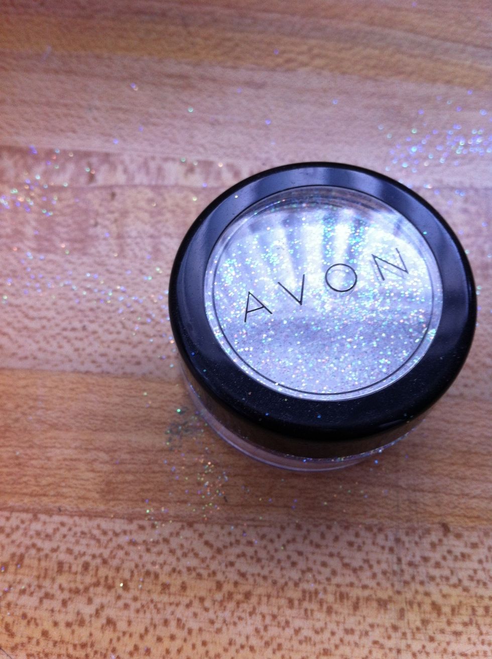 I used this glitter I bought from an Avon magazine. And just place my ring finger on top carefully. (Try not to spread it on the other fingers)