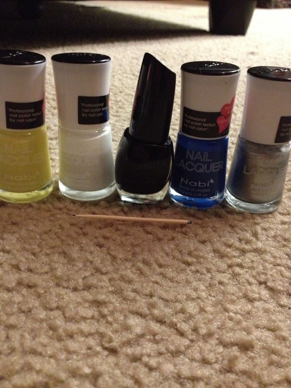 I used today nail lacquer Nabi: lime light,white , neon blue, and silver For the black I used santee plus And of course a toothpick :)