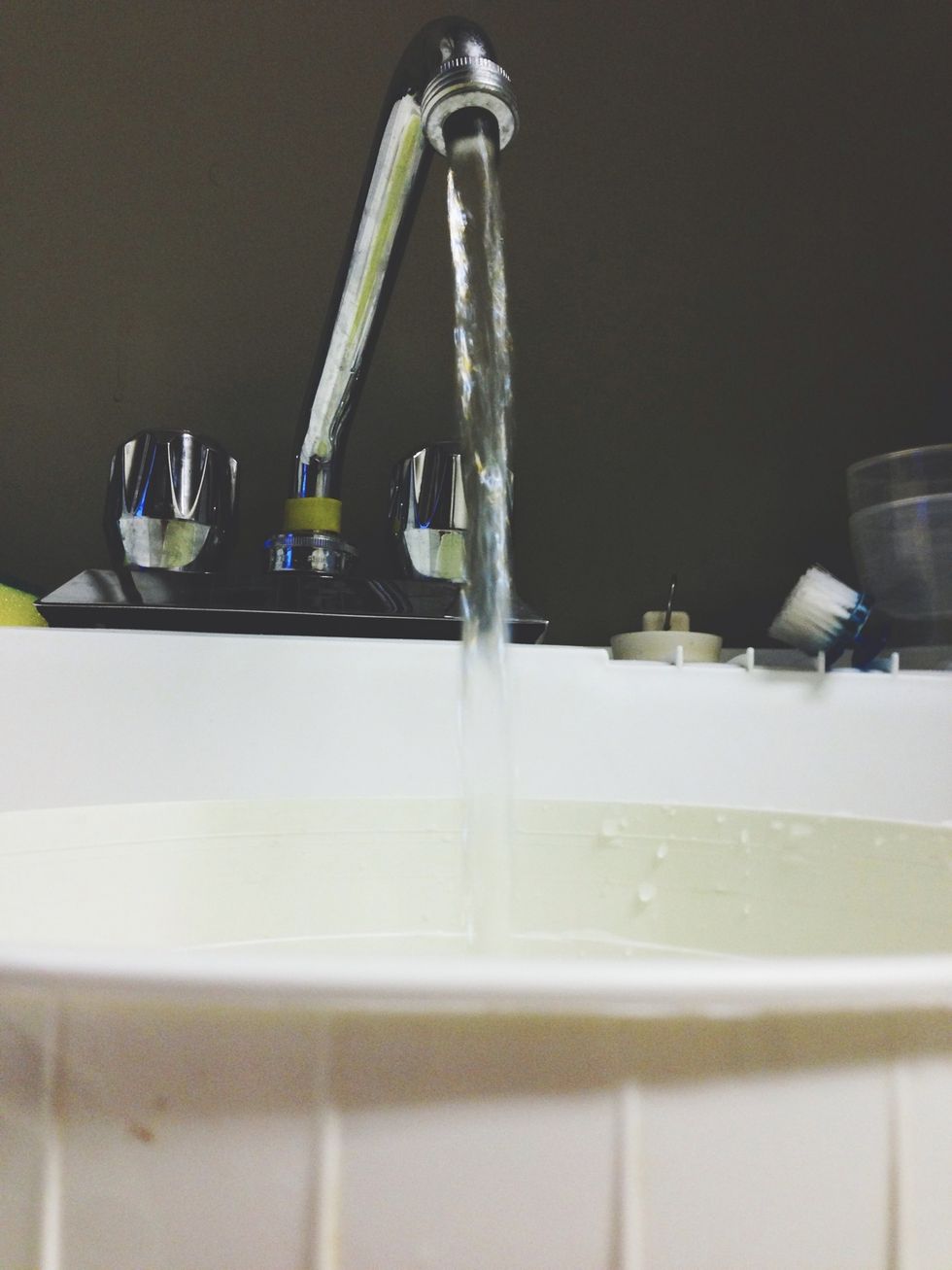 I used warm water for the bleaching process, first filling the bucket about halfway. The concentration was fairly low, so that the uppermost part of the ombr\u00e9 would fade gradually.