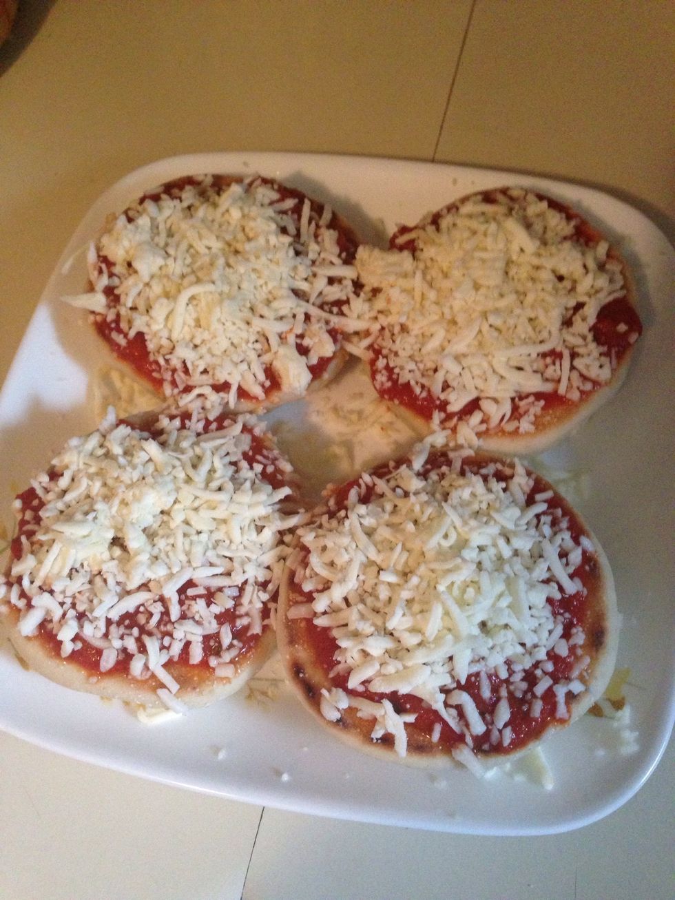 I usually use sliced mozzarella, but I ran out so I used shredded mozzarella. Use as much as you would like.