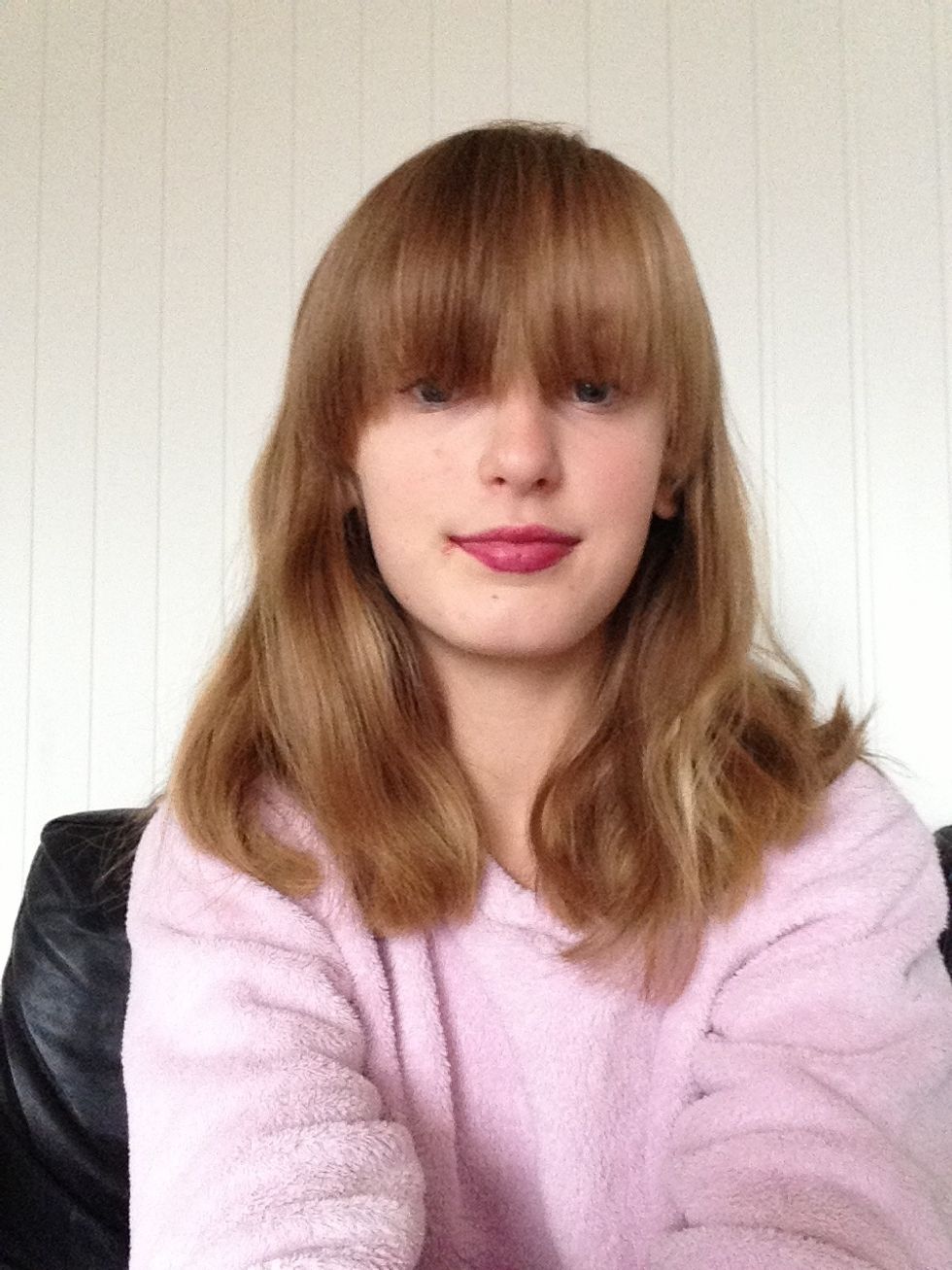 I usually wear side bange nowadays, but when i had my bange like this, i had a few tips :) x