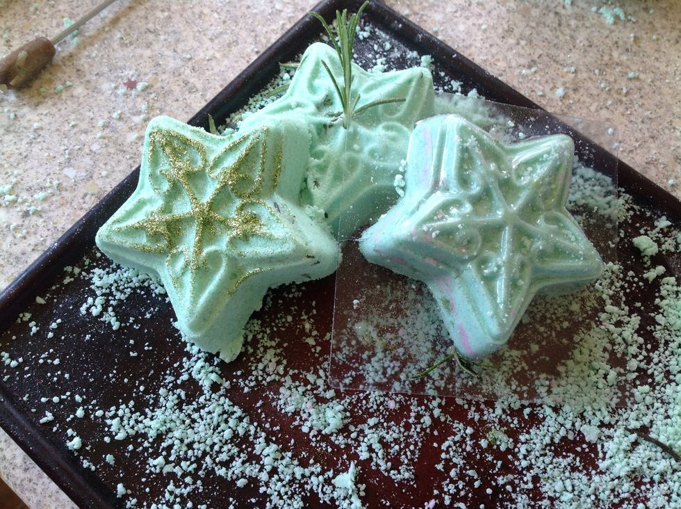 I've added glitter to the the top of one of these bombs, another has fresh rosemary in it and the third has a layer of pink in the middle.