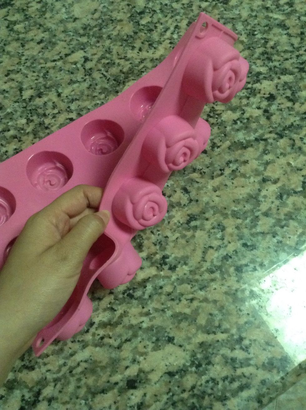 I've got these molds from china art for 2 dirhams , they are very flexible