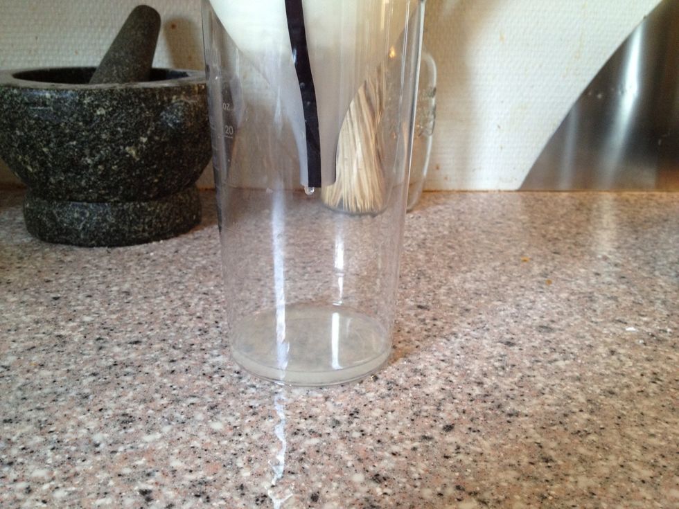 I want to make a dressing that is not too runny So i drain using a coffee filter in my Funnel. The yoghurt I have is a 10 % Greek yoghurt and is quite thick so I only drain it for 2 hours.