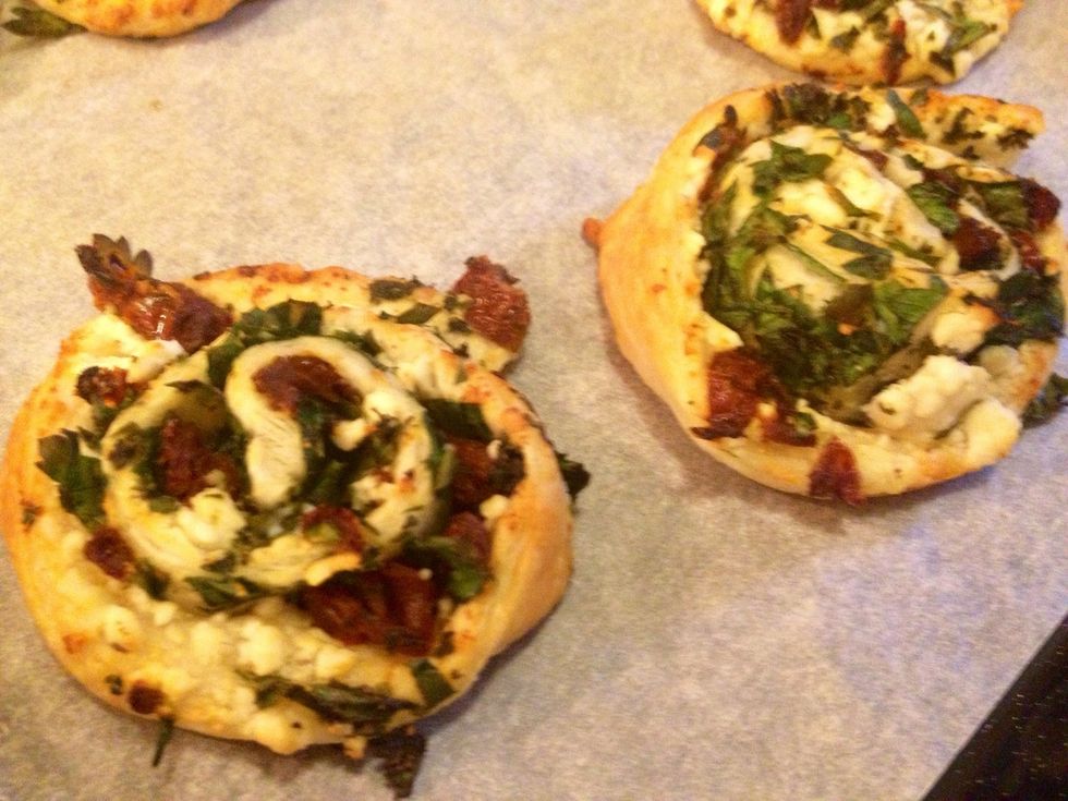 I was a bit stressed when taking the photos (because I had 12 hungry guests waiting for the munchies) so my photos aren't perfect. Nevertheless, they tasted great!