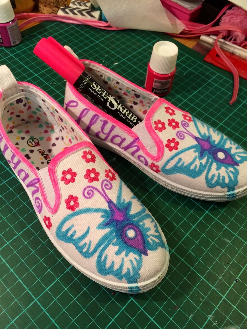 I went around the top edge in pink to tie in the pink from the back of the shoe. My daughter has to wear pink as often as she can, so I better add some more pink.