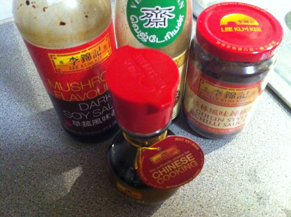 I will be using dark and light soy sauce, oyster sauce and in place of sambal olek I will use guilin chilli paste (this was the only chilli paste I had in my pantry)
